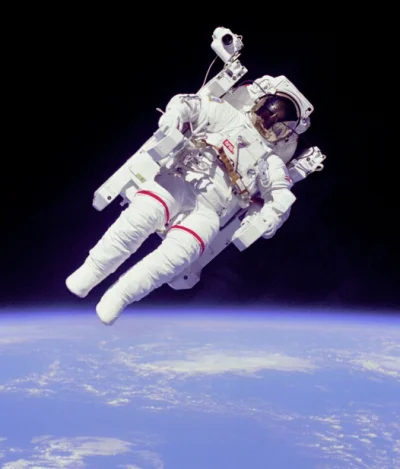 Sowson - Patrz jak lata w przestrzeni
niczym drzewo bez korzeni


#kosmos #kosmonauta...