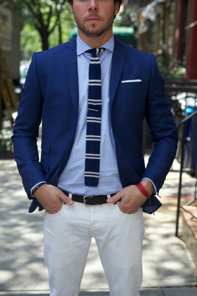 Синий галстук с белой рубашкой