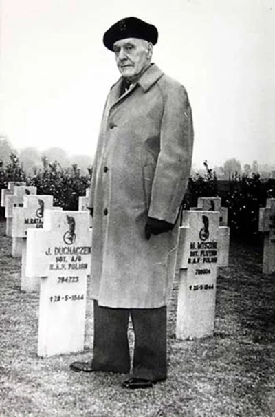 brusilow12 - Generał Stanisław Maczek podczas wizyty na grobach swoich poległych żołn...