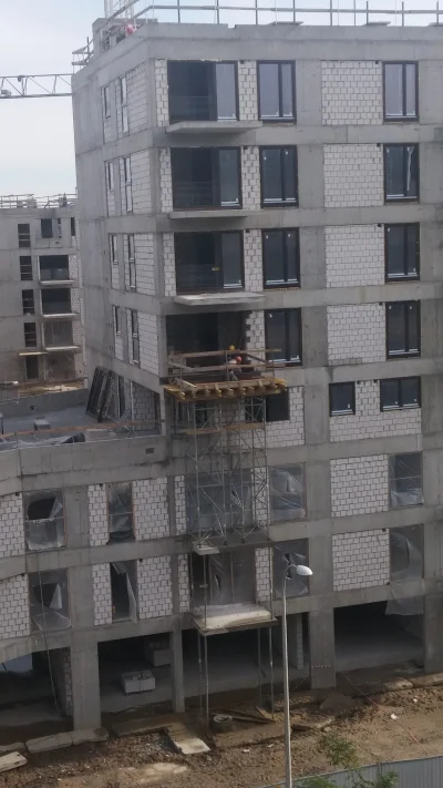 AzarJav3d - Chłopaki zapomnieli wylać balkon i teraz muszą szalować zamiast kłaść tyn...