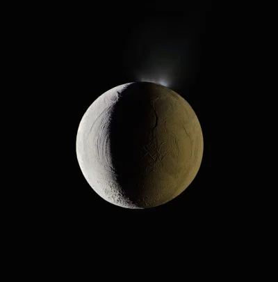 d.....4 - Enceladus oświetlony z prawej strony przez Saturna. 

Fotografia wykonana p...