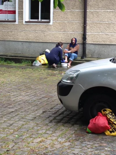 appobjornstatd - W sieci pojawiło się zdjęcie kobiety, która myje bezdomnemu nogi. Cz...