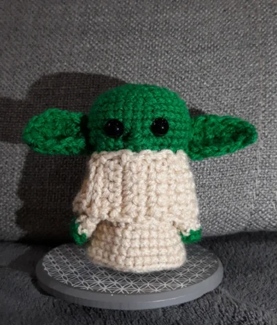 Kasia71 - Baby Yoda zrobiony na podstawie zdjęcia z neta . Wys ok. 9cm #kasiaszydelku...