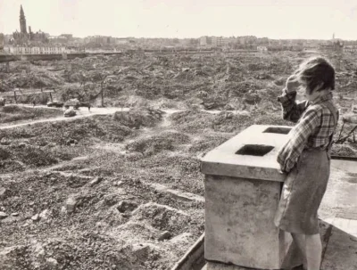 c.....a - #fotohistoria #warszawa 

dziewczynka spogląda na ruiny Warszawy, 1945.