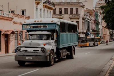 dkornas - Na Kubie brakuje samochodów, a liczba państwowych autobusów jest niewystarc...
