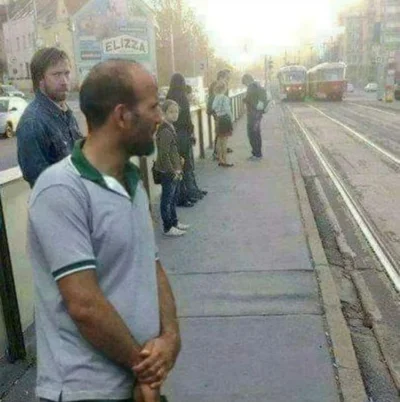 cadet - Jason Statham i Chuck Norris na przystanku Plac Kościuszki czekają na tramwaj...