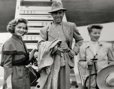 s.....a - Od lewej: Lauren Baccall, Bogart i Katharine Hepburn na planie "Afrykańskie...
