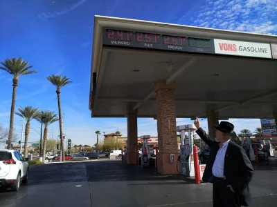 arizona5077 - Las Vegas leży na pustyni. Ziemia b. tania, benzyna tania ($2.41/galon ...