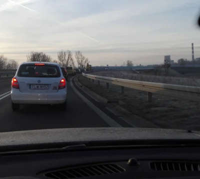 AUTO-KOMIS - Obywatele jadący do pracy, pozdrawiają wyluzowanych kierowców pojazdów w...