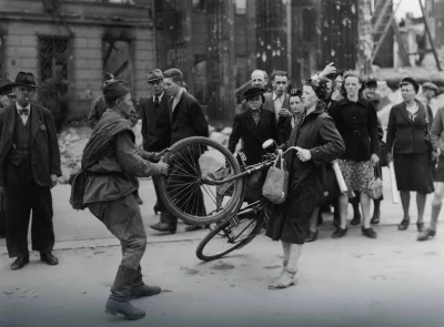 wolviex - Niewdzięczna i podstępna faszystka kradnie rower sowieckiemu wyzwolicielowi...