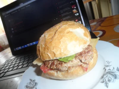 Kucia - Obiad :D domowe cheeseburgery :)

#rozowypasekwkuchni #gotujzwykopem #wmoimse...