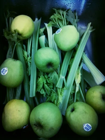 corbin - Dzisiaj seler naciowy i zielone jabłko. #wiemcojem #sokzwyciskarki #świeżyso...