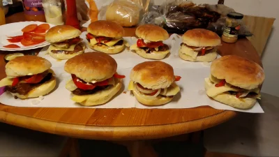 necropoleis - @JedenDwaTrzy_: moje dzisiejsze hamburgery z karkówką :D