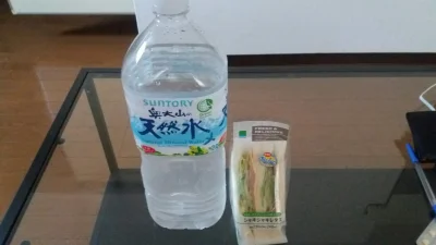 TenNorbert - Fotka nr 5.
Moje poranne zakupy.
Woda 2l koszt 100¥
2 połówki kanapki z ...