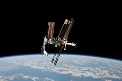 s.....w - Prom kosmiczny Endeavour podczas swojej ostatniej misji (STS-134) zacumowan...