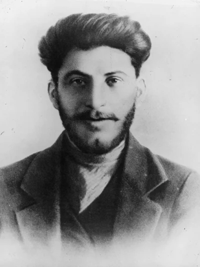 m.....w - @Gowniak2: 
 przecież on był przystojny na każdym zdj.
Stalin miał twarz p...
