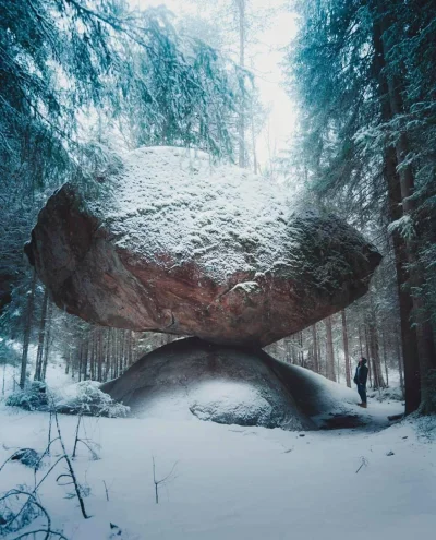 Pani_Asia - Niezwykły 7 metrowy głaz kummakivi spoczywający na innej skale w finlandz...