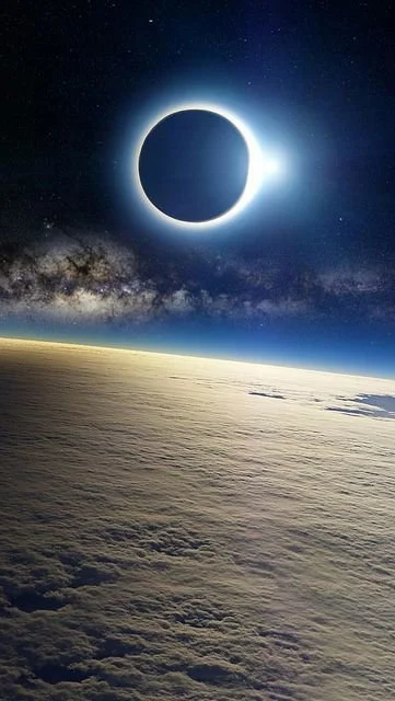 smutnarzaba - Zaćmienie słońca widziane z pokładu ISS w tle droga mleczna.
#ciekawos...