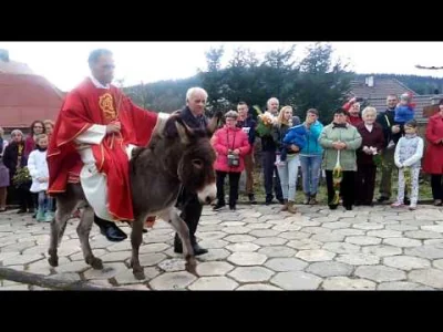 fik-u - Czyste złoto xD Ksiądz wjeżdża na pełnej, na ośle do kościoła, a na końcu kle...