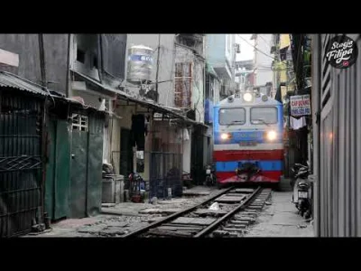 ff_91 - Kiedy podwórkiem przejeżdża kilkunastowagonowy pociąg, mieszkańcy Hanoi nie ś...