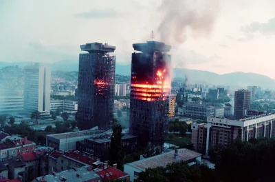 D.....t - Płonące wieżowce w Sarajewie, nazywane przez mieszkańców "Momo" i "Uzeir" 5...