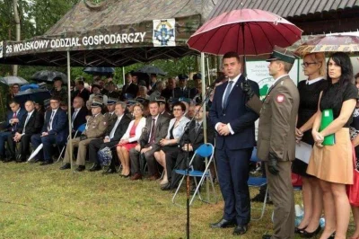 b.....u - Oficer wojska polskiego trzymający parasol nad czcigodną głową aptekarza be...