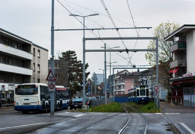 ff_91 - Zurych, Schwamendinger Platz. Tramwaj linii 7 zamienia się stronami jazdy i z...