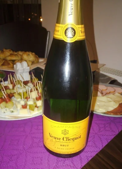z0nic - #pijzwykopem #sylwesterzwykopem smacznego igristoje ( ͡° ͜ʖ ͡°) #champagne