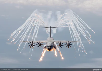 e.....r - Podczas pokazów w Paryżu piloci firmy Airbus Military zaprezentowali samolo...