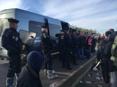 NadiaFrance - Część policjantów w Calais nosi takie worki na buty, jak na zdjęciu.

...
