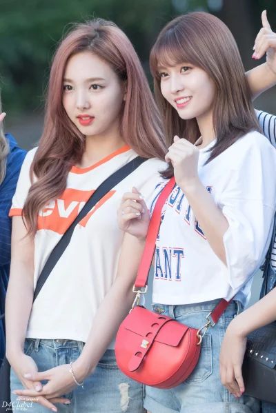 XKHYCCB2dX - #momo #nayeon #twice 
#koreanka #japonka