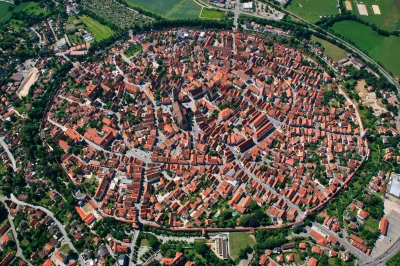 myrmekochoria - Nördlingen

"Miasto powstało na dnie krateru uderzeniowego, a zbudo...