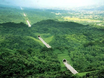 Castellano - Tunel Hsuehshan. Taiwan.
Został otwarty w 2006, i ma około 12.941 kilom...