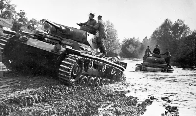 d.....4 - Dwa PzKpfw III pokonujące rzekę gdzieś w południowej Rosji, 1942. 

#czolgi...