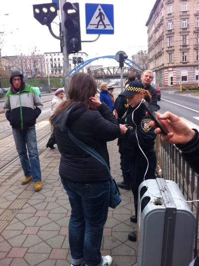 PanKara - Mirki z #wroclaw uwazajcie na pereca, stoja dwa rozowepaski za przystankiem...