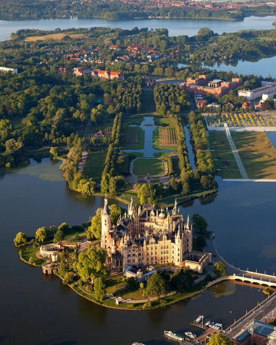 quiksilver - Zamek w Schwerinie – położony na wyspie muzealnej w centrum Schwerina. J...