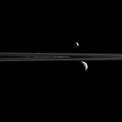 d.....4 - Enceladus (u góry) i Rhea (na dole). Po bliższym przyjrzeniu się widać też ...