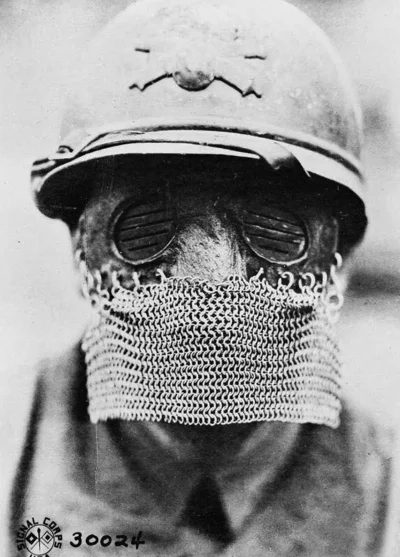 Lizus_Chytrus - > Splatter mask worn by British tank gunners during WWI, 1918

#cie...