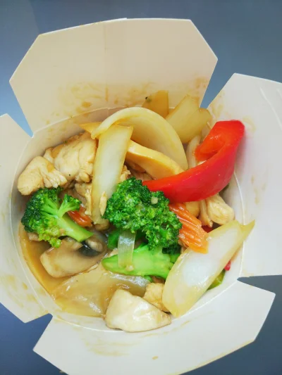 pheroni - Nie ma to jak szybki chińczyk w biegu ;-) #obiad #jedzenie #jedzzwykopem #d...