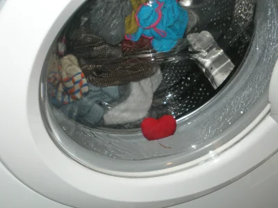 xmoo - #kot #azor wrzuciła sobie serduszko do prania. przysięgam, że nie mam pojęcia ...