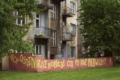 lubie-sernik - W Krakowie jest taki napis na murze. 
Zawsze jak przejeżdżam tamtędy ...