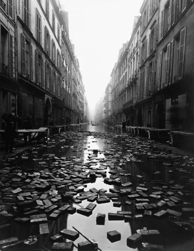 s.....w - Tysiące książek na ulicach Paryża po powodzi w 1910 roku, która wypłakała w...