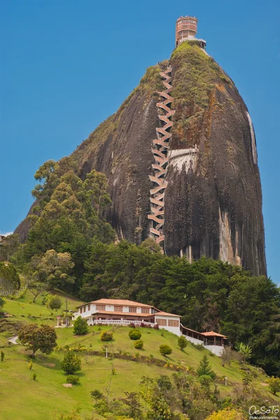 B4loco - El Peñón de Guatapé to wielki skalny monolit o wysokości 220m leżący w miejs...