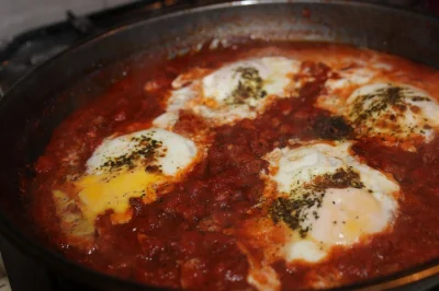 Raych - Szakszuka czyli jaja w duszonych pomidorach kiełbaską własnej roboty i serem ...