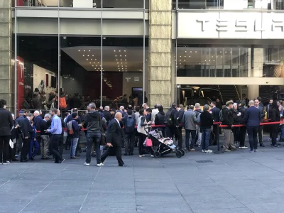 L.....m - Model 3 wjechał do Australijskiego salonu Tesla :)
Każdy z tu obecnych ma ...