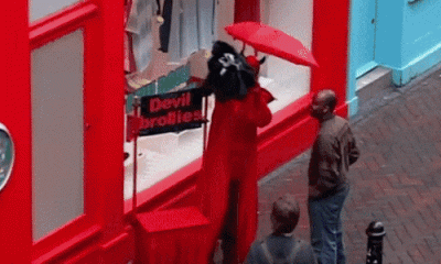 dlaveen - Uważaj od kogo bierzesz parasol #heheszki #gif #devil #parasolkistyle