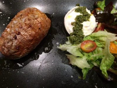 tusiatko - #gotujzwykopem #burrata 
Burrata z pesto jest po prostu zajebista. Normaln...