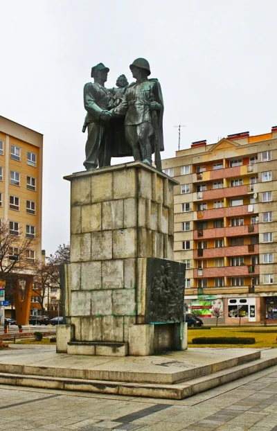 NapoleonV - Pomnik dwóch pedałów. Tylko tęczy brakuje