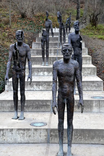 Niedowiarek - Pomnik Ofiar Komunizmu w Pradze. Każda kolejna postać jest bardziej zni...