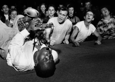 binio36901 - Big Jay McNeely wprowadza w szał zebranych ludzi, Olimpic Auditorium, Lo...